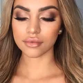 Delikatne smokey eye z różem