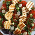Sałatka na grilla z pomidorami i serem halloumi
