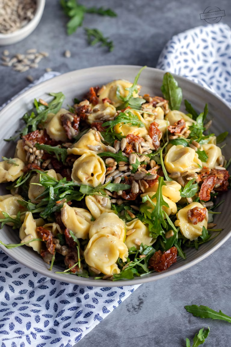 Sałatka z tortellini z rukolą i suszonymi pomidorami