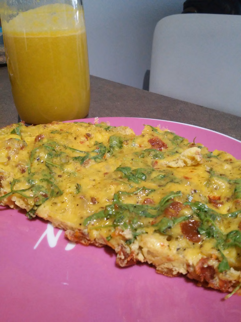 Omlet z rukolą i suszonymi pomidorami
