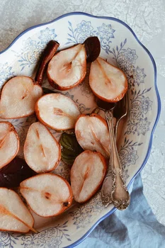 GRUSZKI W RÓŻOWYM WINIE Z POSYPKĄ Z MIGDAŁÓW