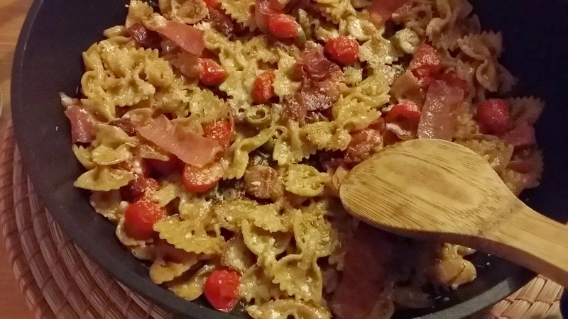 Makaron kokardki z szynką Szwarcwaldzką