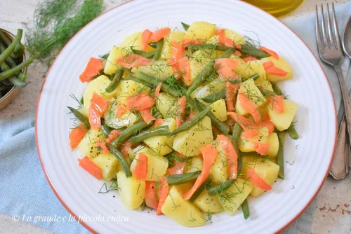 Sałatka ziemniaczana z łososiem wędzonym i fasolką szparagową