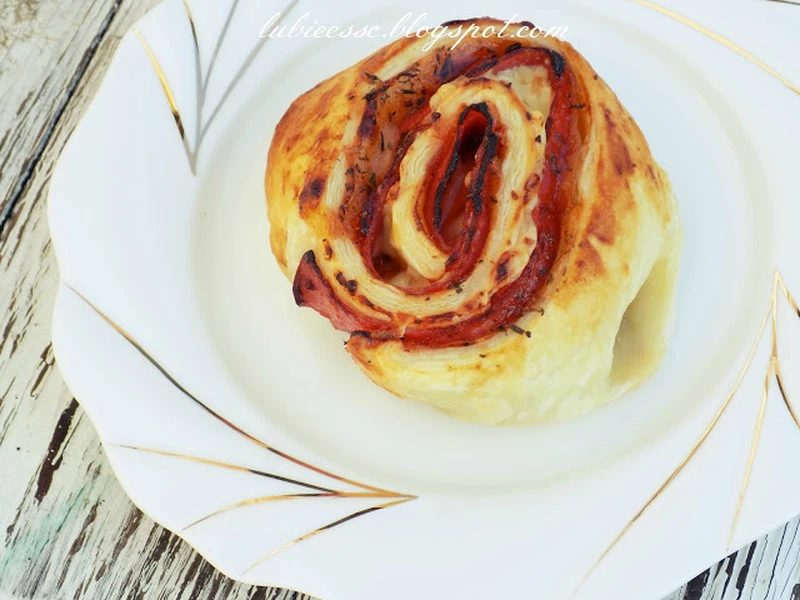Ciasto francuskie z serem i salami