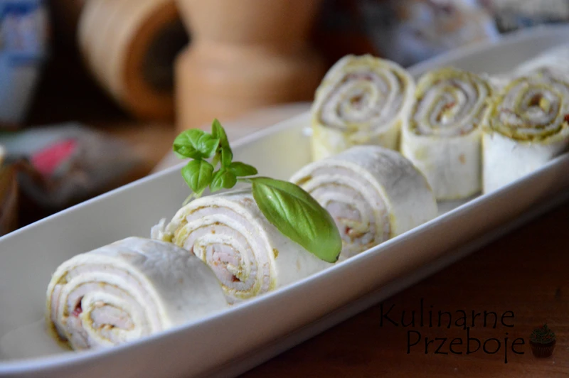 Ekspresowa tortilla z pesto bazyliowym i szynką - idealna na imprezę!