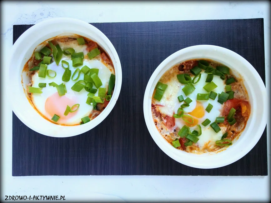 Zapiekane jajka z mozzarellą i warzywami