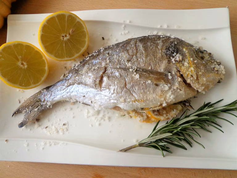 Pieczona dorada w aromatycznej soli