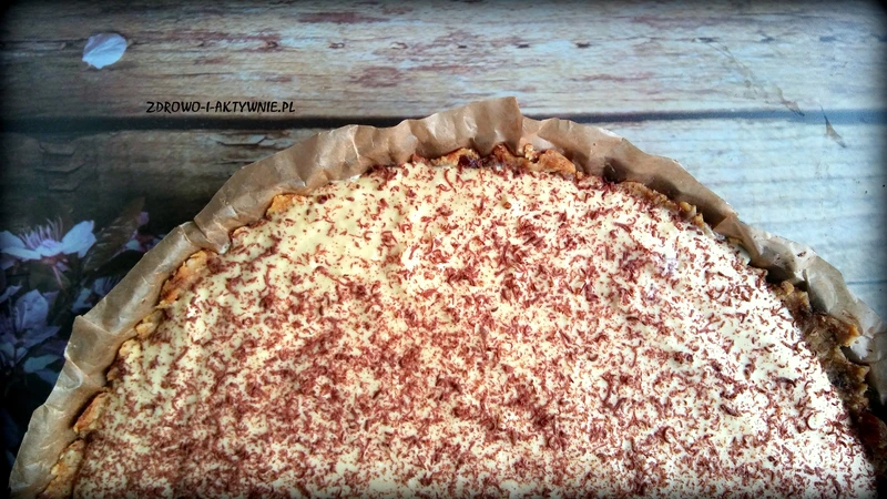 Daktylowa tarta z kremem o smaku mango i kokosa