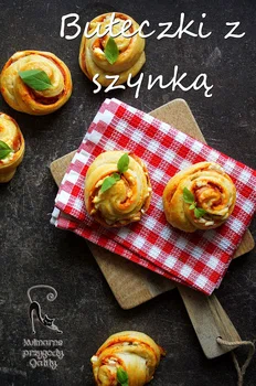 Drożdżowe bułeczki z szynką