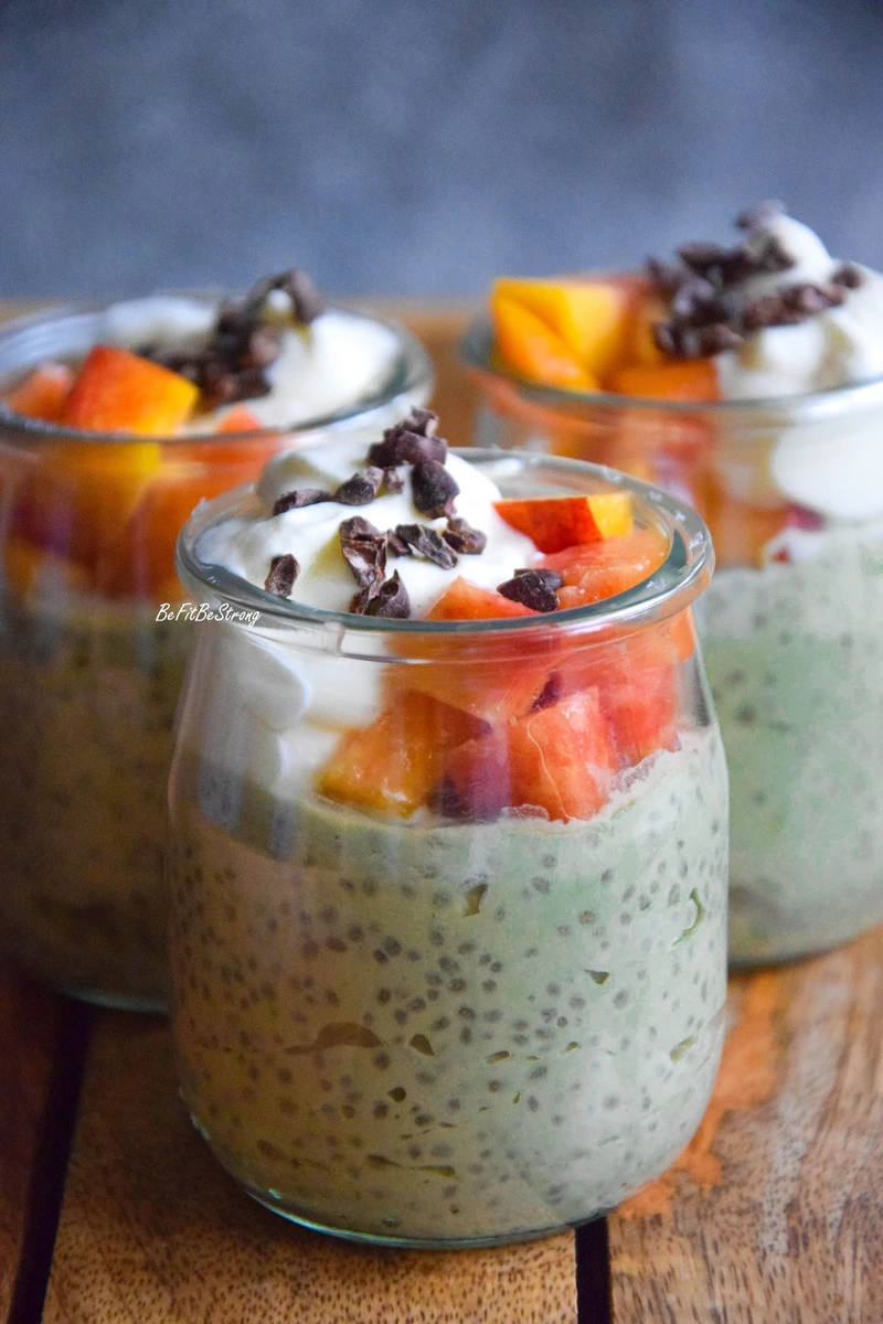 Matcha chia pudding z nektarynką