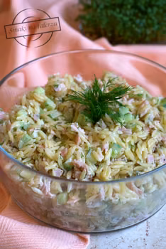 Sałatka z makaronem orzo, ogórkiem, szynką i koperkiem