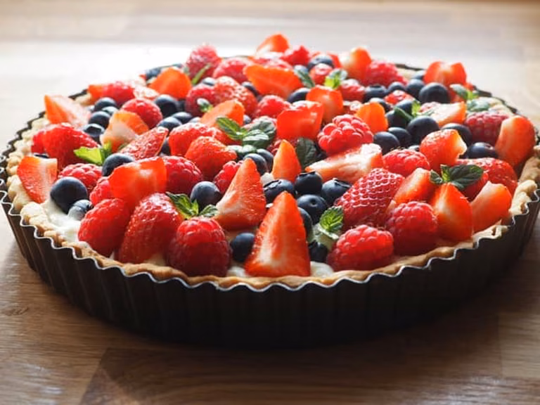 Tarta z owocami sezonowymi