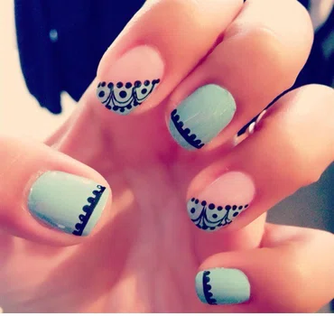 Błękitny manicure z wzorkami