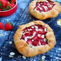 Galette z truskawkami i pastą migdałową