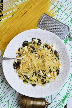 Spaghetti z jajkiem i oliwkami