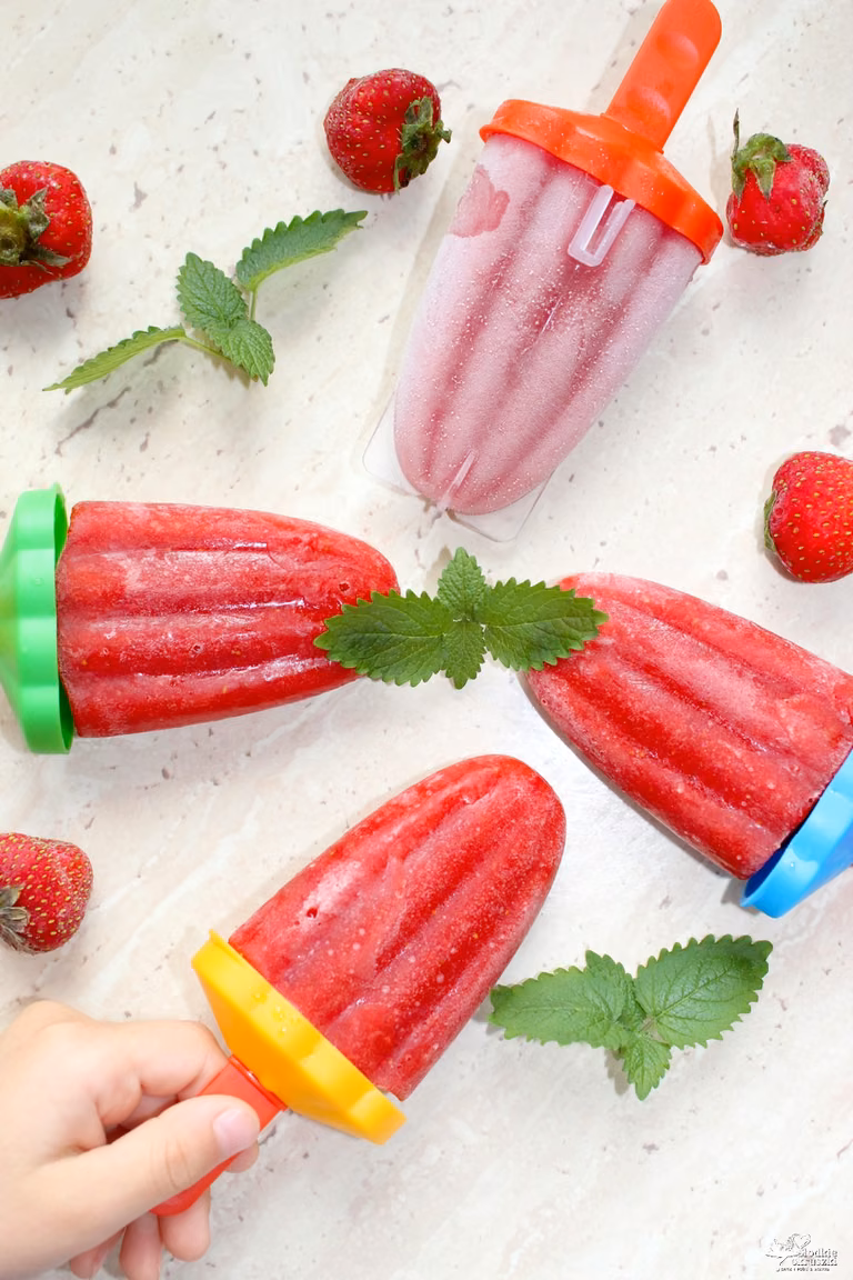 Truskawkowe lody na patyku