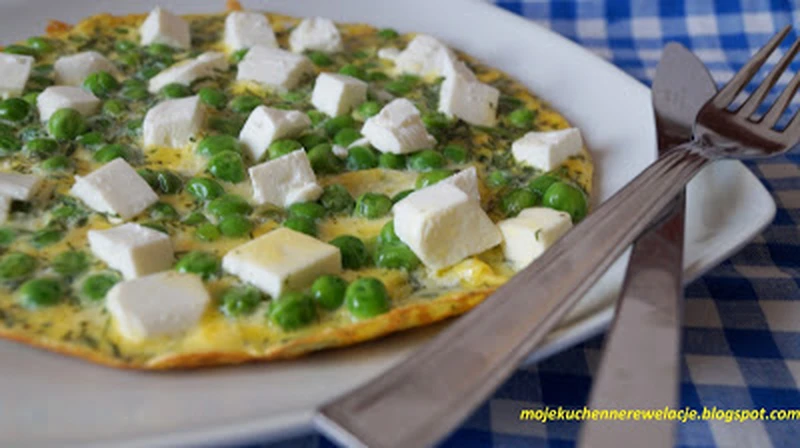 Omlet z groszkiem i fetą