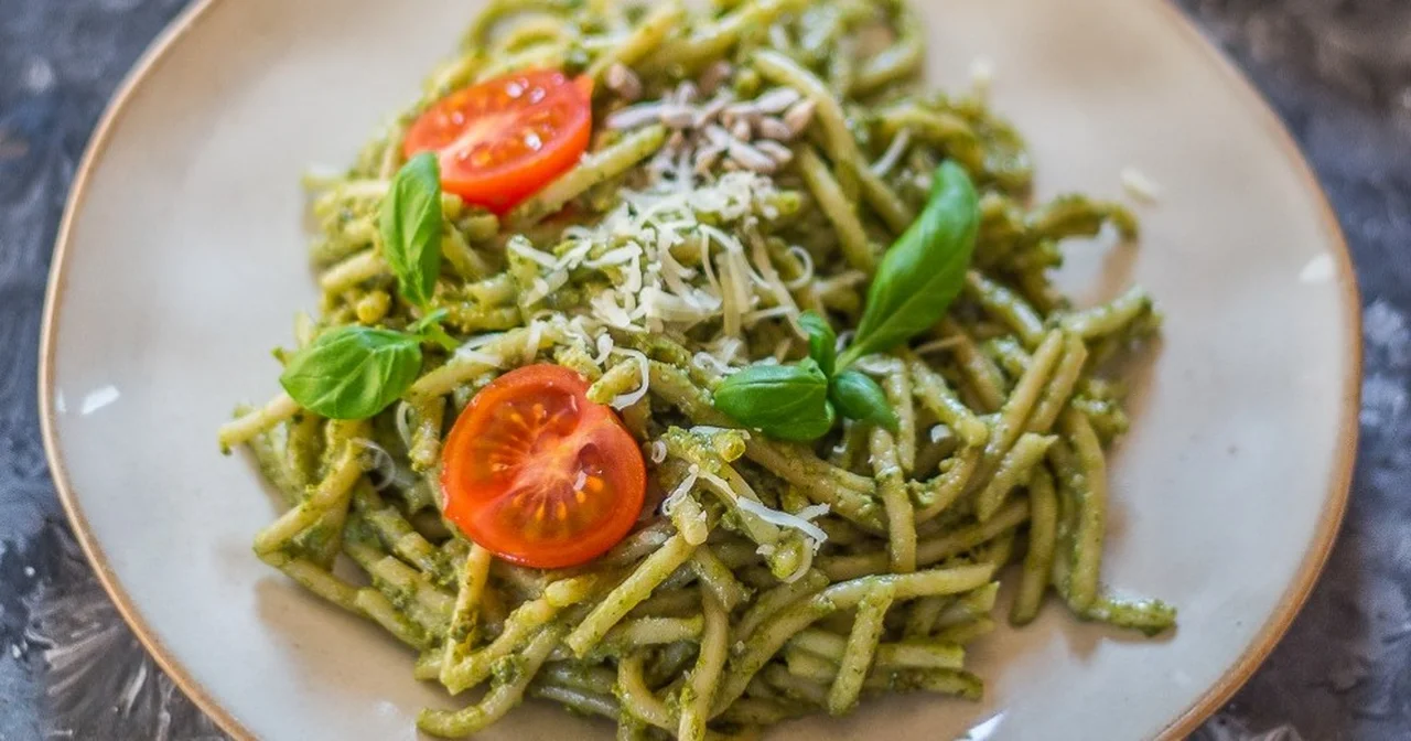 Spaghetti z zielonym pesto - obiad podnoszący odporność, który zrobisz w 15 minut.