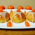 Drożdżowe bułeczki z dżemem truskawkowym o lekkim aromacie mandarynki