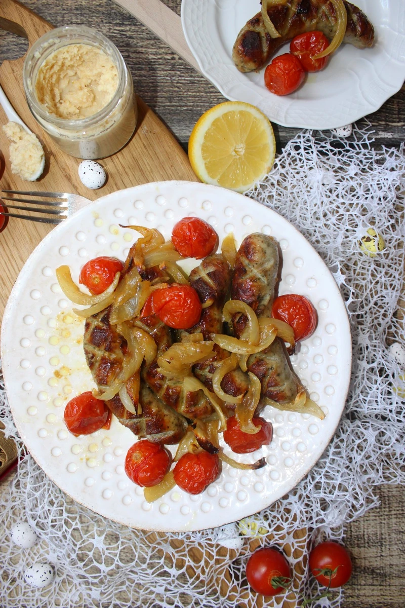 Pieczona biała kiełbasa w marynacie miodowo-musztardowej
