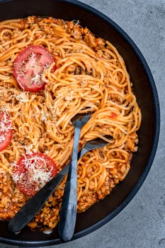Spaghetti w sosie ze świeżych pomidorów (6 składników)