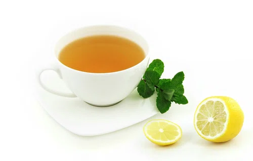 Syrop do herbaty z imbirem i cytryną.