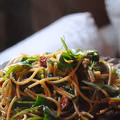 Spaghetti z suszonymi pomidorami, niebieskim serem i rukolą.