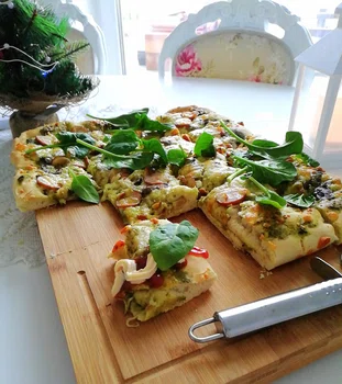 Pizza z pesto, oscypkiem, kiełbasą i szpinakiem