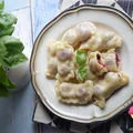 PIEROGI Z CZEREŚNIAMI I SOSEM Z BIAŁEJ CZEKOLADY