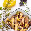 Biała kiełbasa pieczona w cydrze z jabłkami i żurawiną