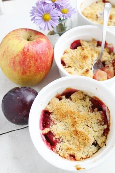 Crumble ze śliwkami – jesienny deser na ciepło