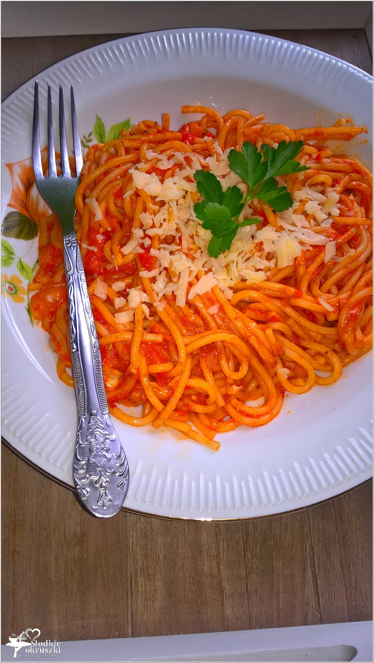 Spaghetti w czerwonym paprykowo-serowym sosie