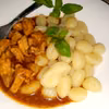 Ziołowo-pomidorowy sos z kurczakiem i kluseczkami (gnocchi)