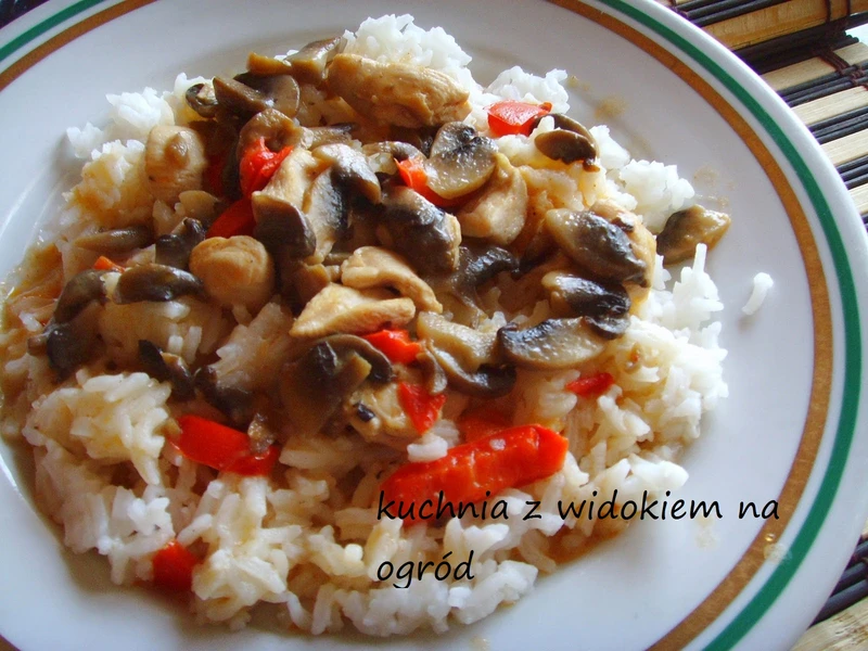 Piers z kurczaka, pieczarki,papryka. A'la risotto. Szybki, smaczny obiad.
