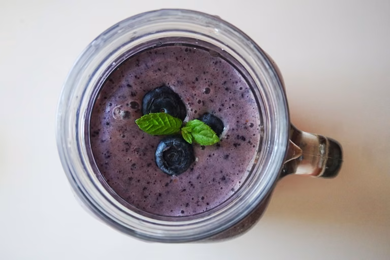 Smoothie bananowe z borówkami i miodem