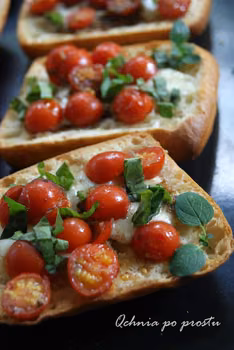 Bruschetta z pomidorkami cherry i serem mozzarella