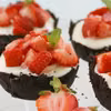 Babeczki Oreo z białą czekoladą i truskawkami - bez pieczenia!