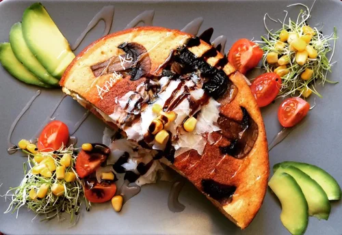 Omlet kukurydziany smażony na pieczarkach