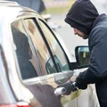 Dziura w karoserii? Złodzieje znaleźli nowy sposób na kradzież samochodów!