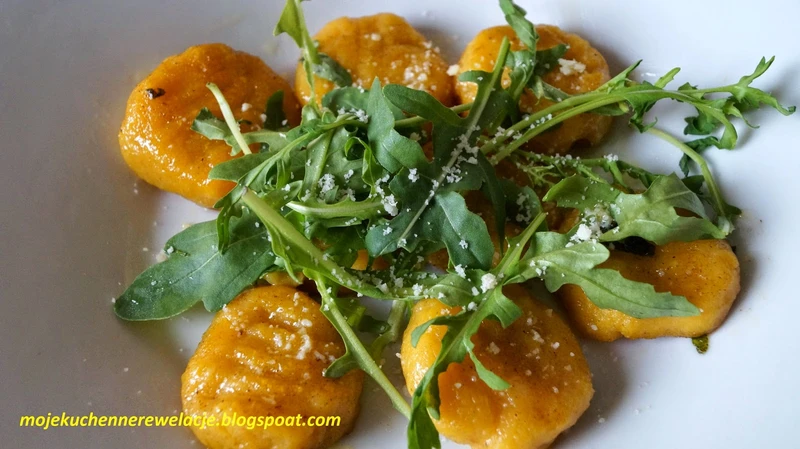 Gnocchi dyniowe z masłem szałwiowym, rukolą i parmezanem