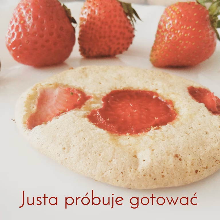 Słodkie ciasteczko z truskawkowym oczkiem