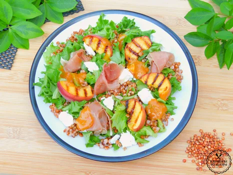 Sałatka z grillowaną brzoskwinią, prosciutto, kozim serem i dressingiem brzoskwiniowym