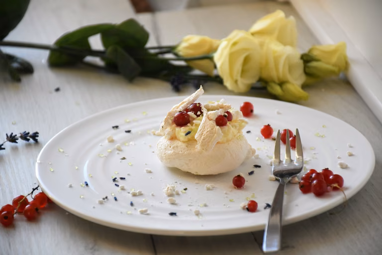 mini Pavlova z kremem z marakui i czerwoną porzeczką
