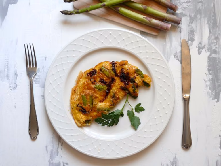 OMLET Z ZIELONYMI SZPARAGAMI I SUSZONYMI POMIDORAMI