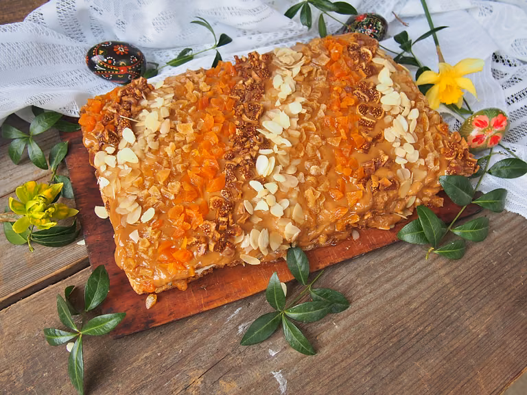 Mazurek kajmakowy z kremem grysikowym
