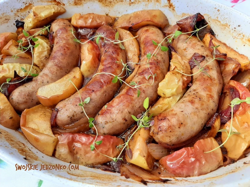 Biała kiełbasa pieczona z jabłkami i czerwonym winem