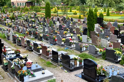 Rewolucja na cmentarzach: Nadchodzą nowe przepisy!
