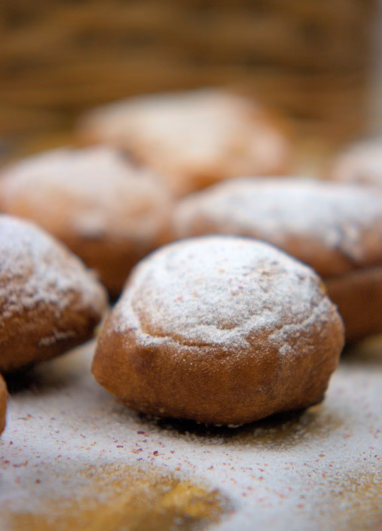 Łatwe pączki z serkiem nadziewane konfiturą