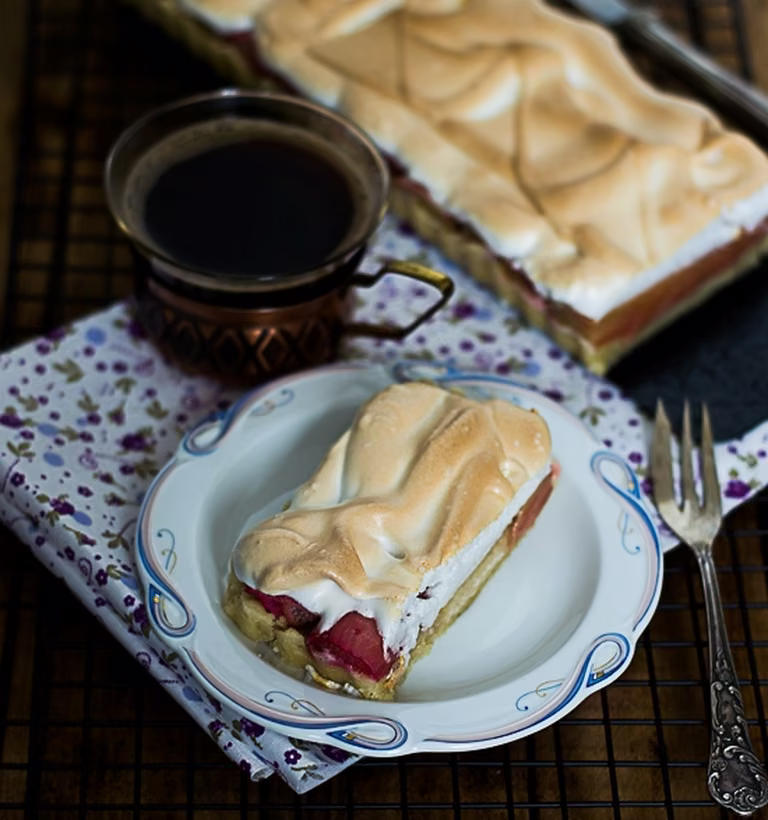 Tarta z rabarbarem i bezą