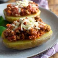 Pieczone ziemniaki z sosem bolognese